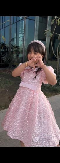 صورة فستان بريق وردي بلمسات فاخرة وفينكه في نصف الفستان